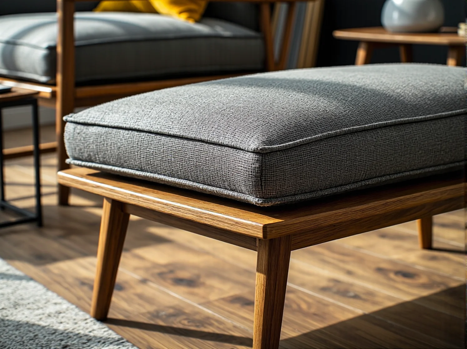 Bawełniana pościel i narzuta w jasnej sypialni, skandynawskie tekstylia dla komfortu.