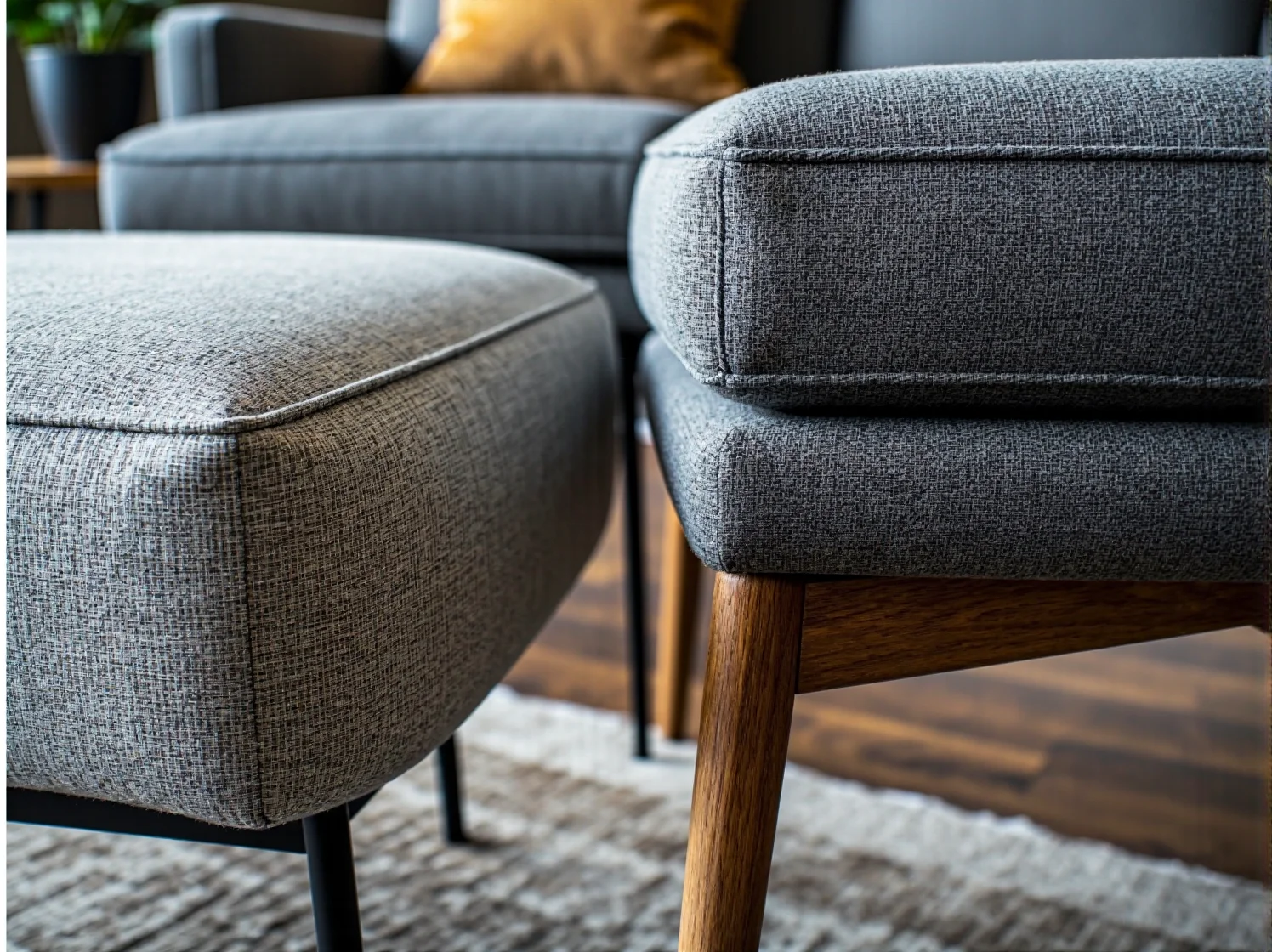 Delikatne czyszczenie drewnianego stołu z użyciem miękkiej ściereczki z mikrofibry.