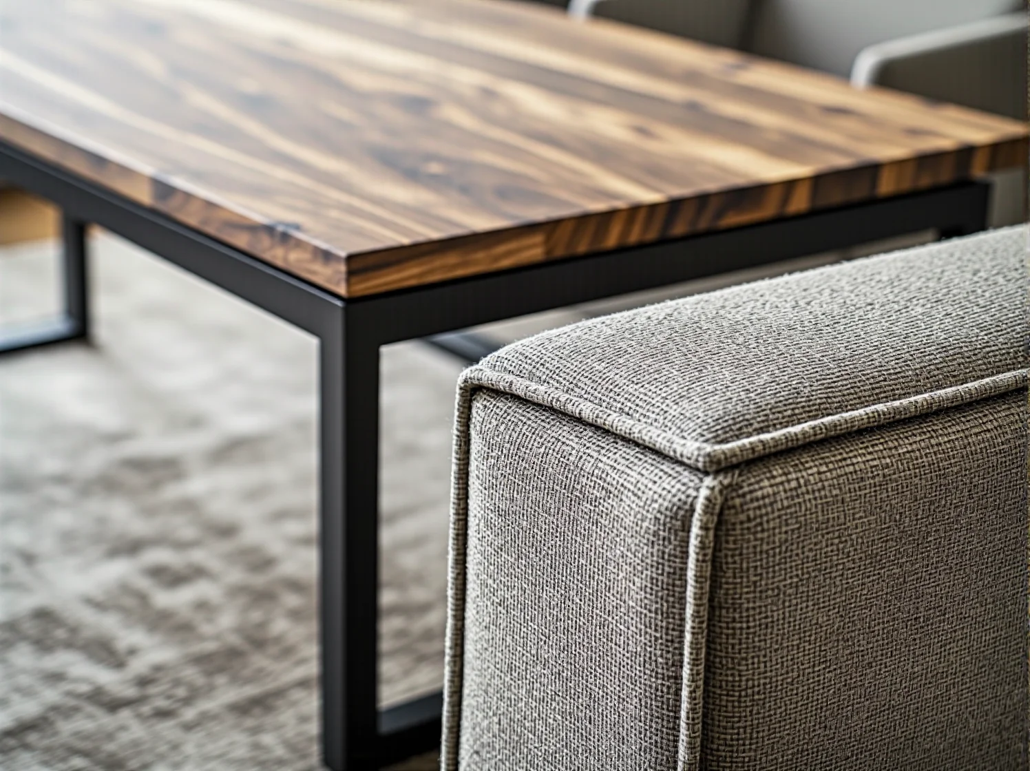 Dobór kolorów w jadalni - jasne ściany i drewniane meble tworzące przytulną atmosferę.