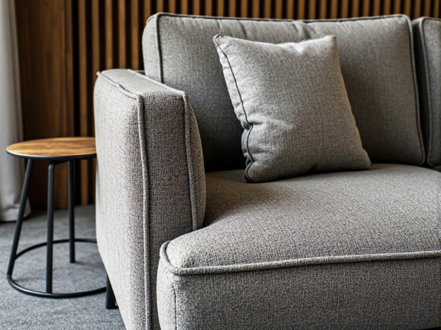 Ekologiczne drewniane meble do pokoju hotelowego z materiałów z recyklingu.