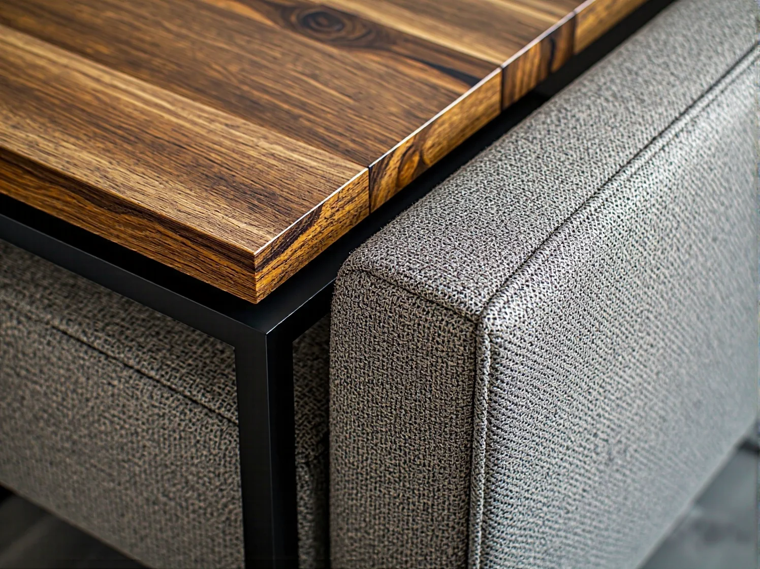 Stolik boczny z drewnianym blatem orzechowym na metalowej ramie