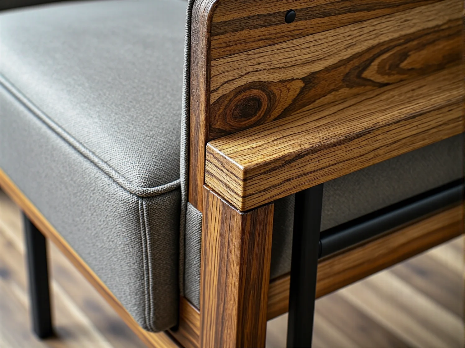 Dębowy podłokietnik fotela z szarą tapicerką i metalową ramą