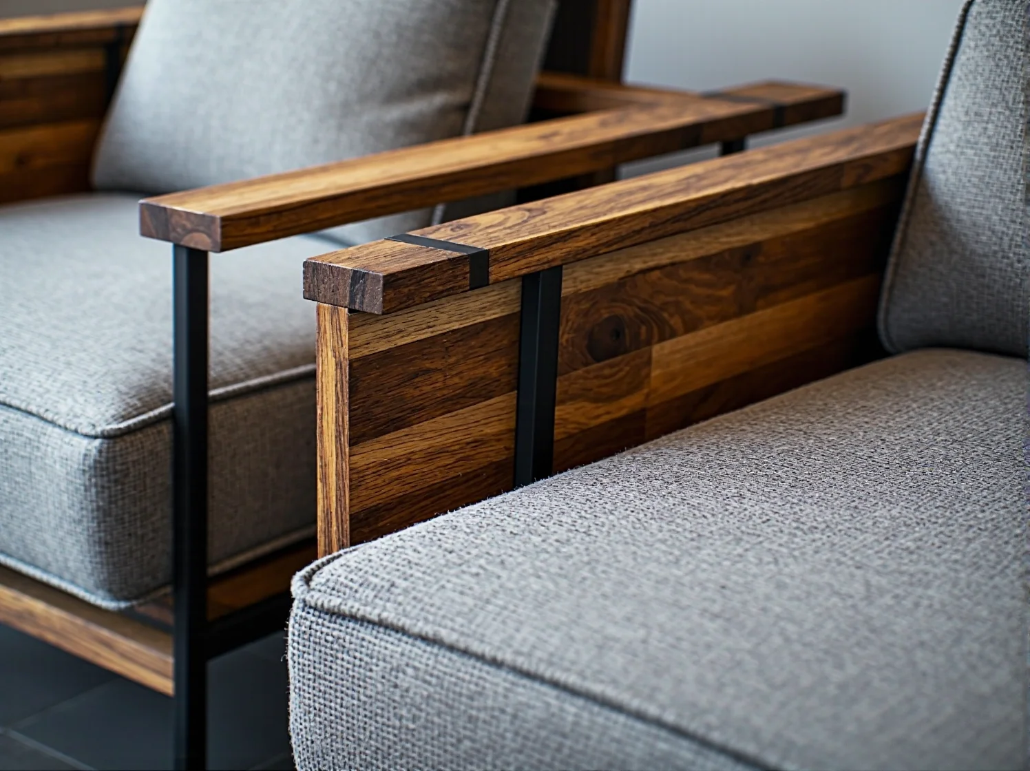 Fotel z rattanu i drewna z recyklingu w zrównoważonym salonie.