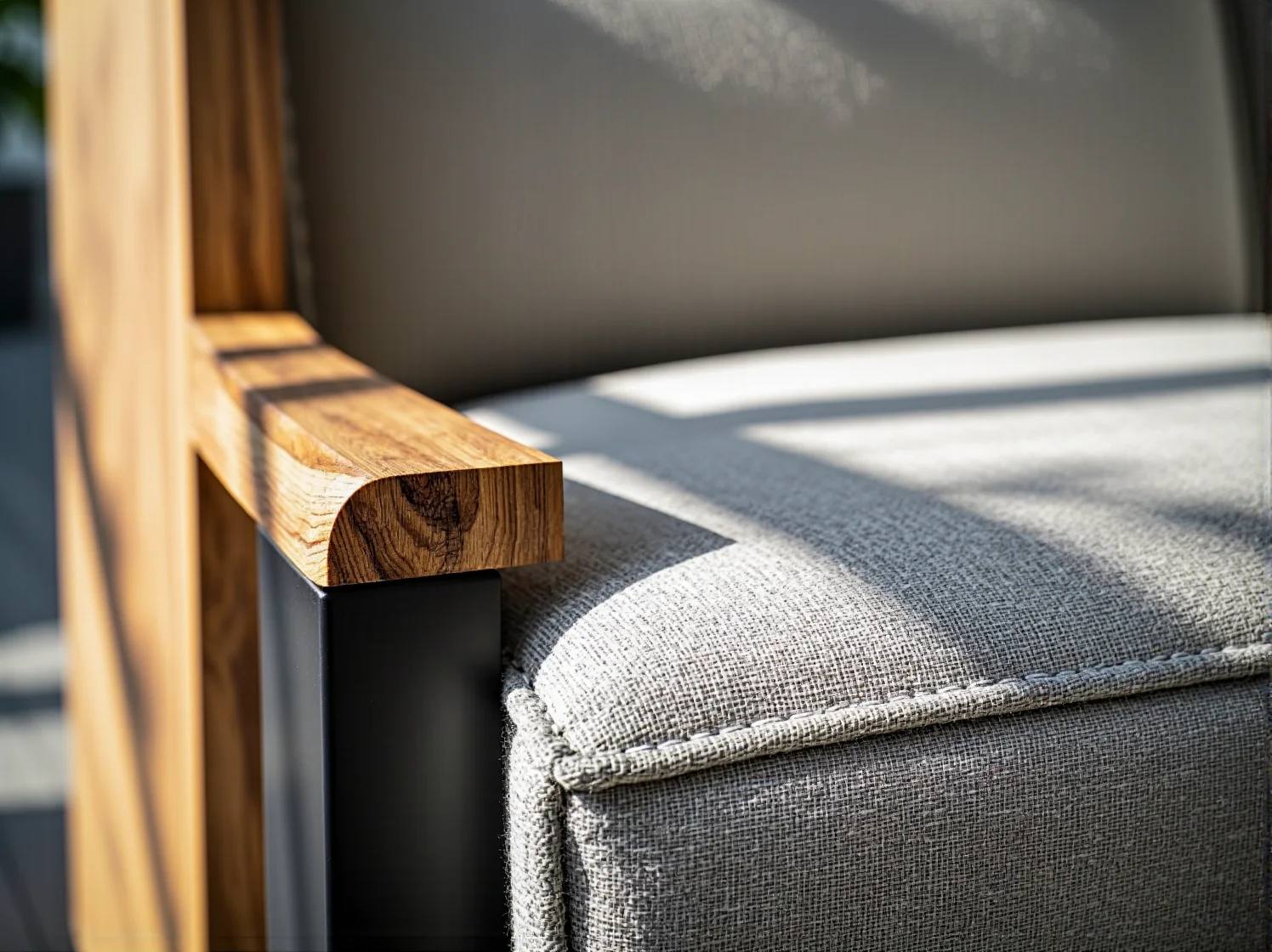 Funkcjonalne biurko z regulowaną wysokością w nowoczesnym pokoju dziecięcym.