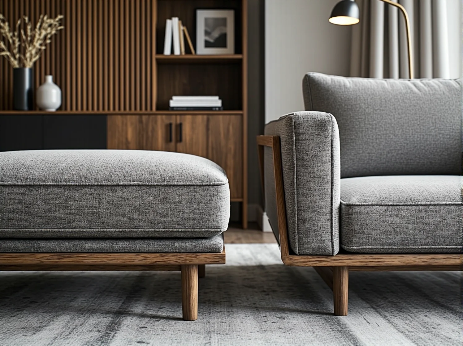 Funkcjonalna przestrzeń wejściowa z jasnymi ścianami i roślinami