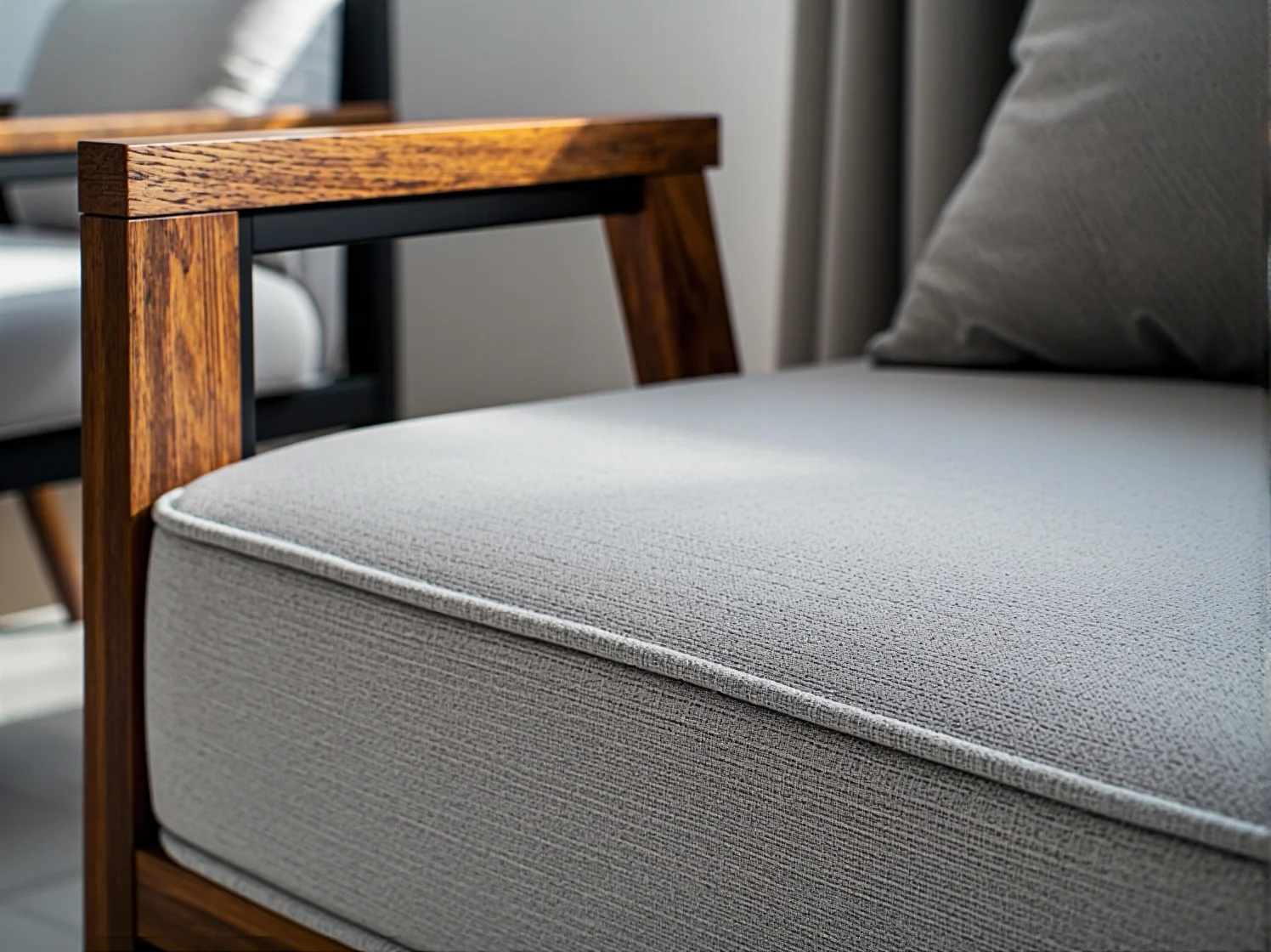 Własnoręcznie zrobiony regał z rur w nowoczesnym salonie loftowym.