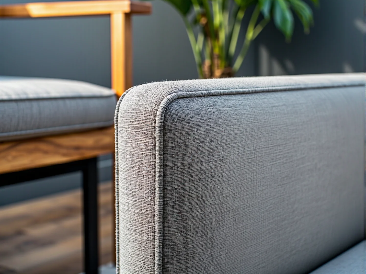 Innowacyjne materiały z odzysku wykorzystane w produkcji ekologicznych krzeseł i stołów.