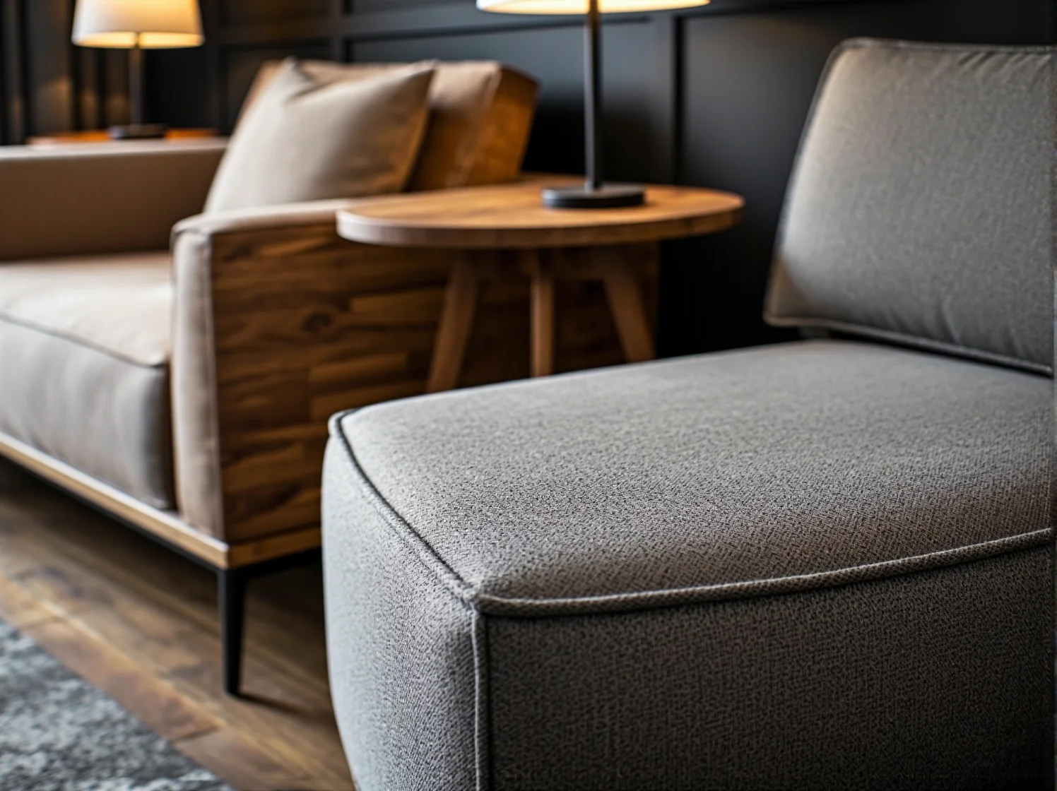 Zewnętrzny kinkiet elewacyjny zamontowany obok dużego okna w nowoczesnym budynku.