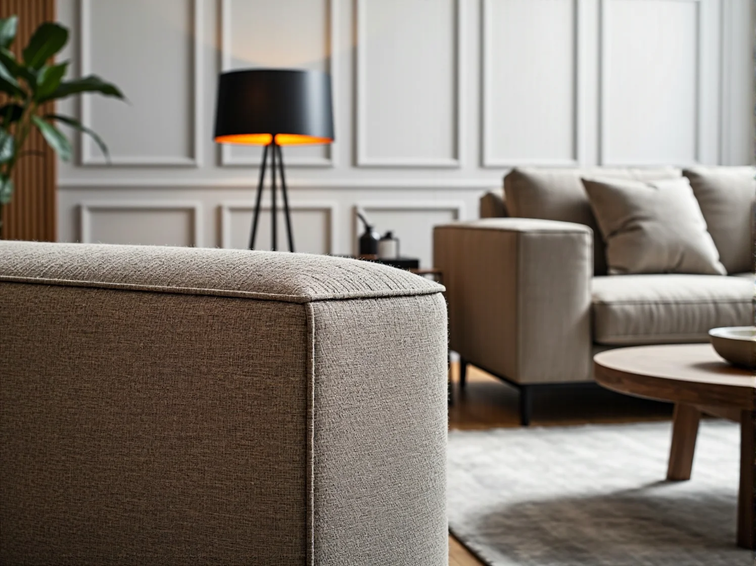 Industrialna lampa wisząca typu pająk z żarówkami dekoracyjnymi w salonie loftowym.