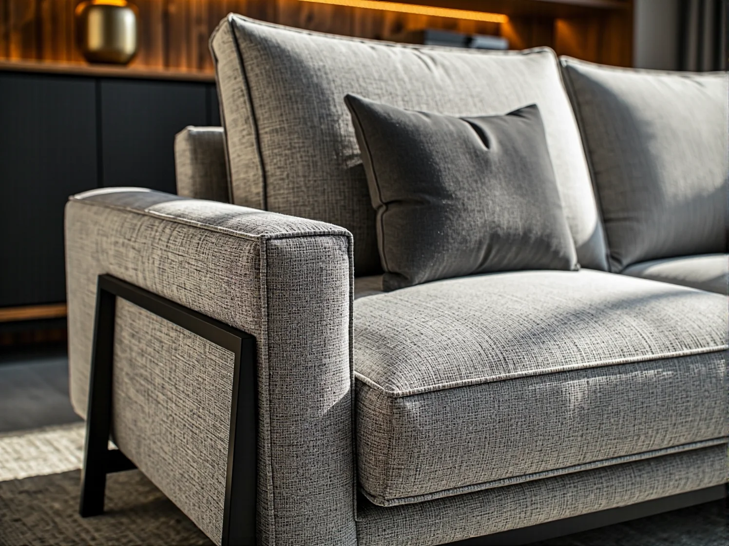 Nowoczesna sofa tapicerowana szara z metalowym podłokietnikiem