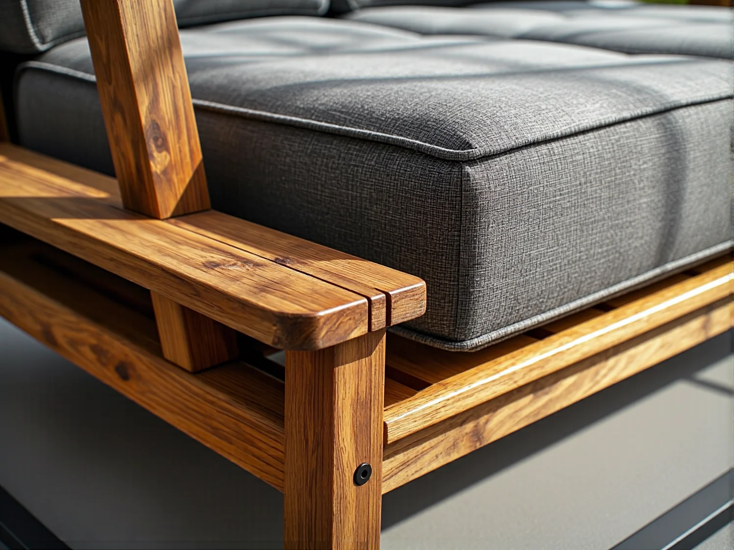 Składane krzesła i stolik na mały balkon - idealne rozwiązanie w stylu scandi.