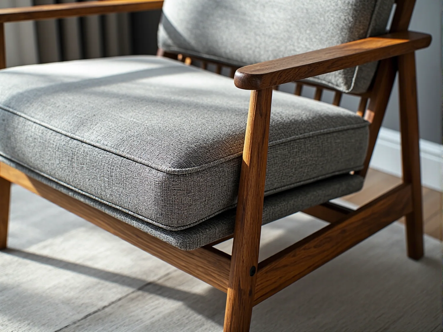 Zestaw wypoczynkowy z teku w ogrodzie – idealny materiał na meble zewnętrzne.