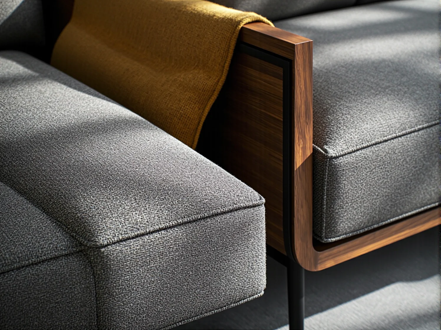 Minimalistyczna biała szafa i wieszaki na ubrania w wąskim korytarzu