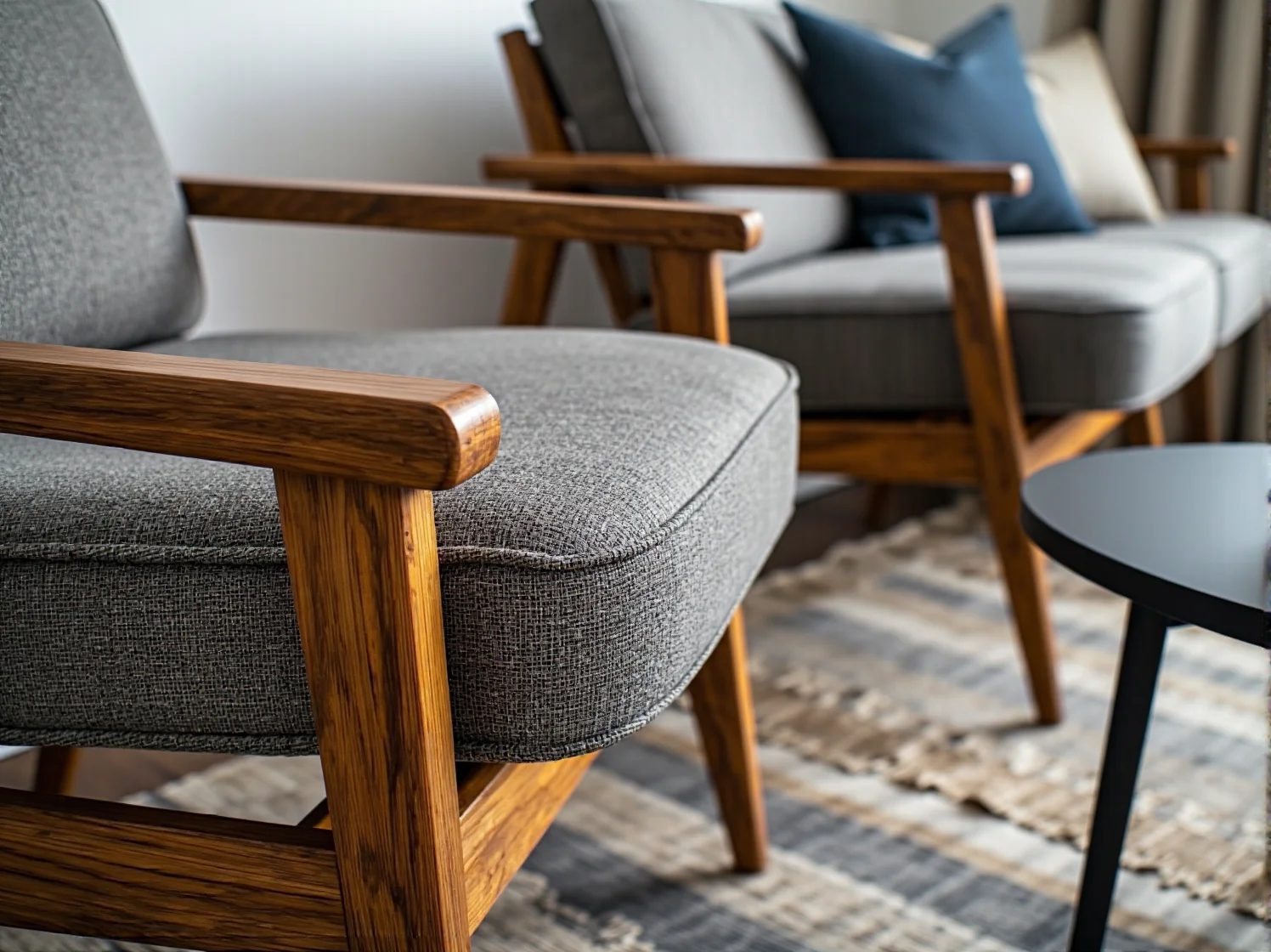 Narzędzia do renowacji antycznych mebli i stół z drewna