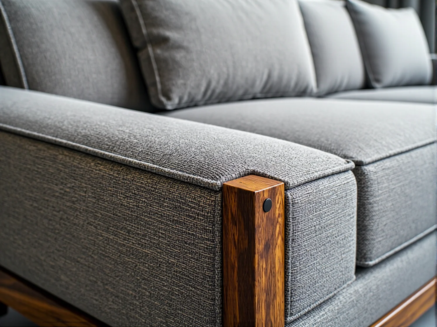 Przytulna nostalgiczna strefa relaksu w ogrodzie z sofa retro.