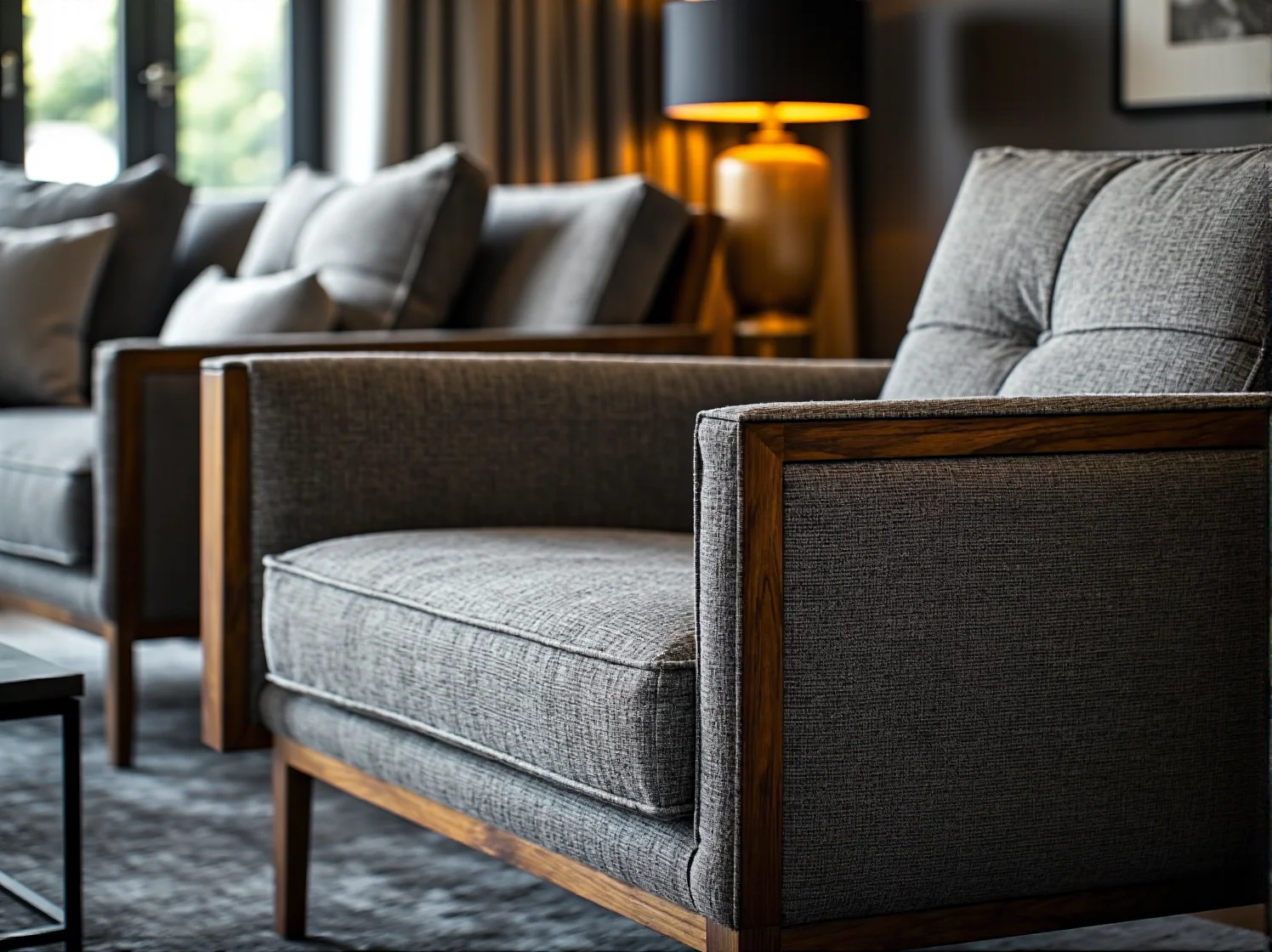 Nowoczesne i eleganckie meble wypoczynkowe w przestronnym lobby hotelowym.