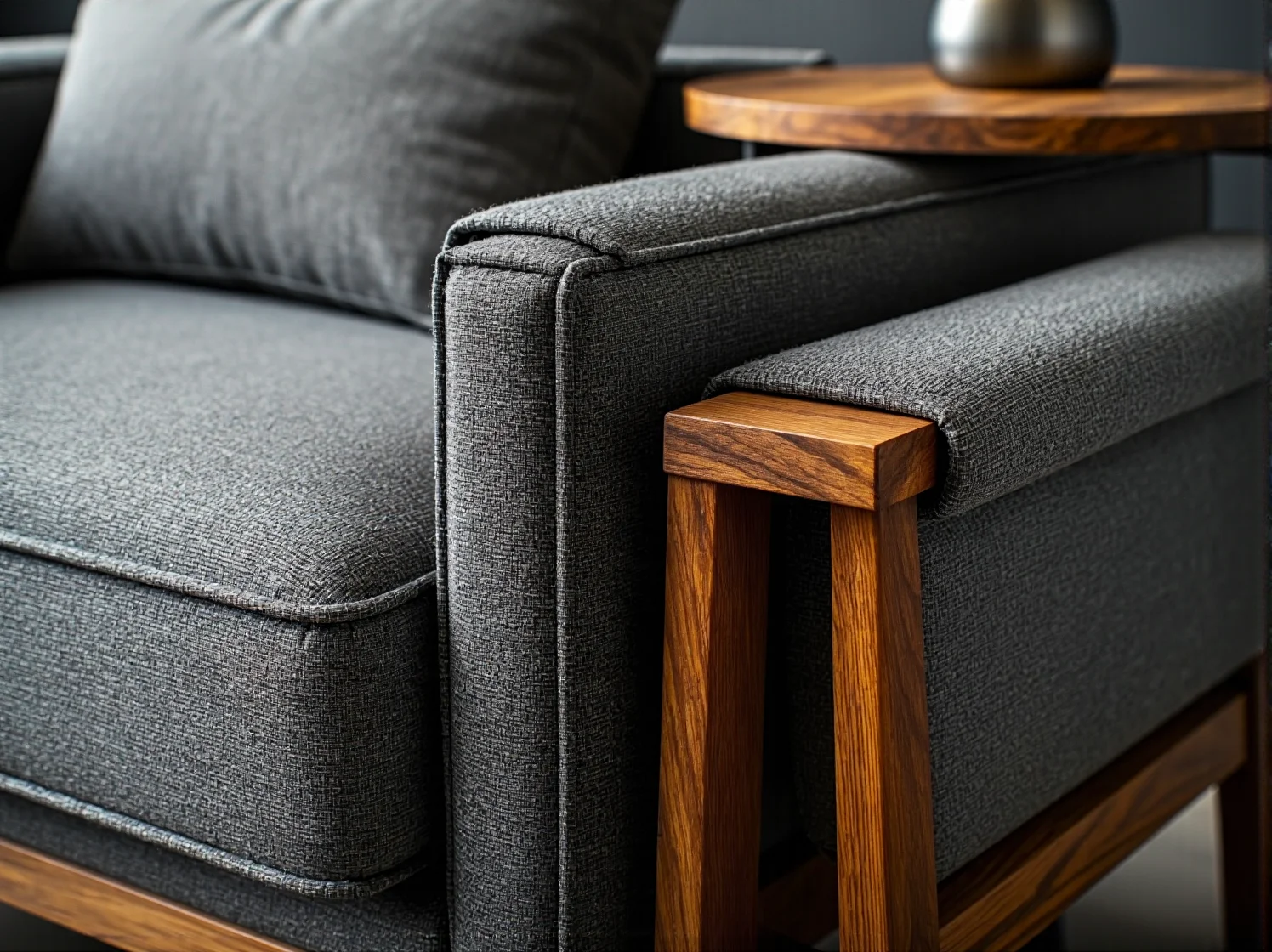 Elegancki żyrandol w jadalni. Klasyczne i nowoczesne lampy wiszące do stylowych wnętrz.