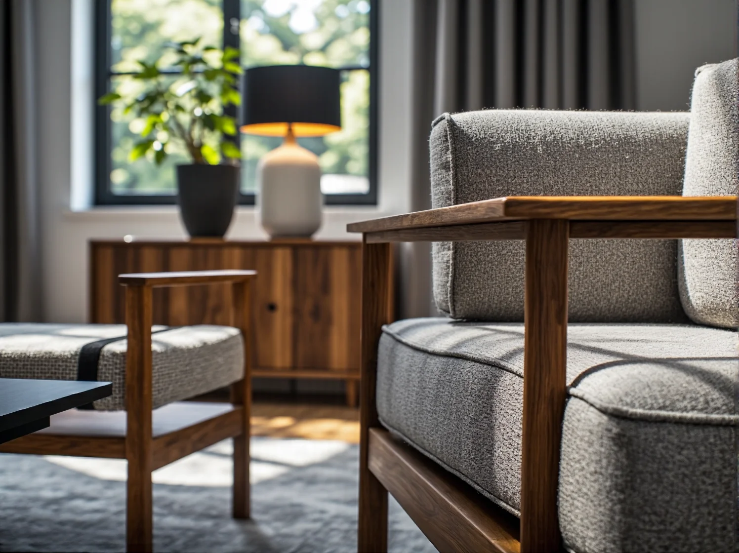 Efektowne oświetlenie elewacji nocą podkreślające architekturę i duże przeszklenia.