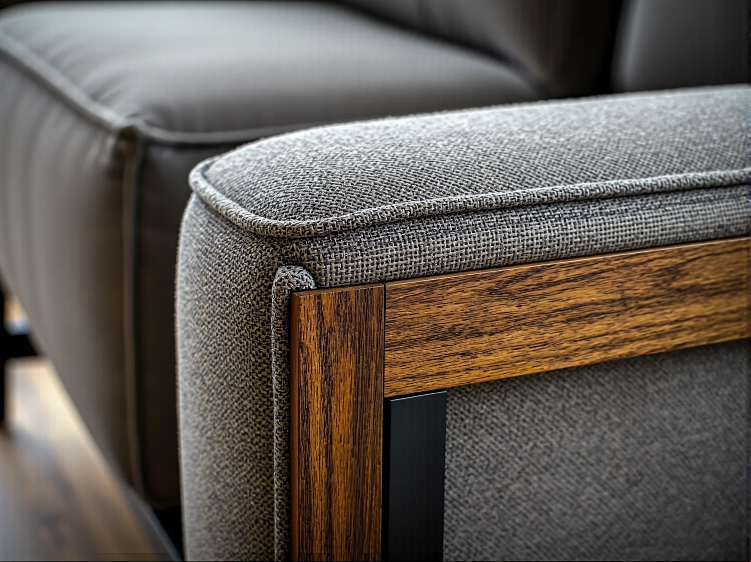 Szary tapicerowany podłokietnik sofy z drewnianą ramą orzechową