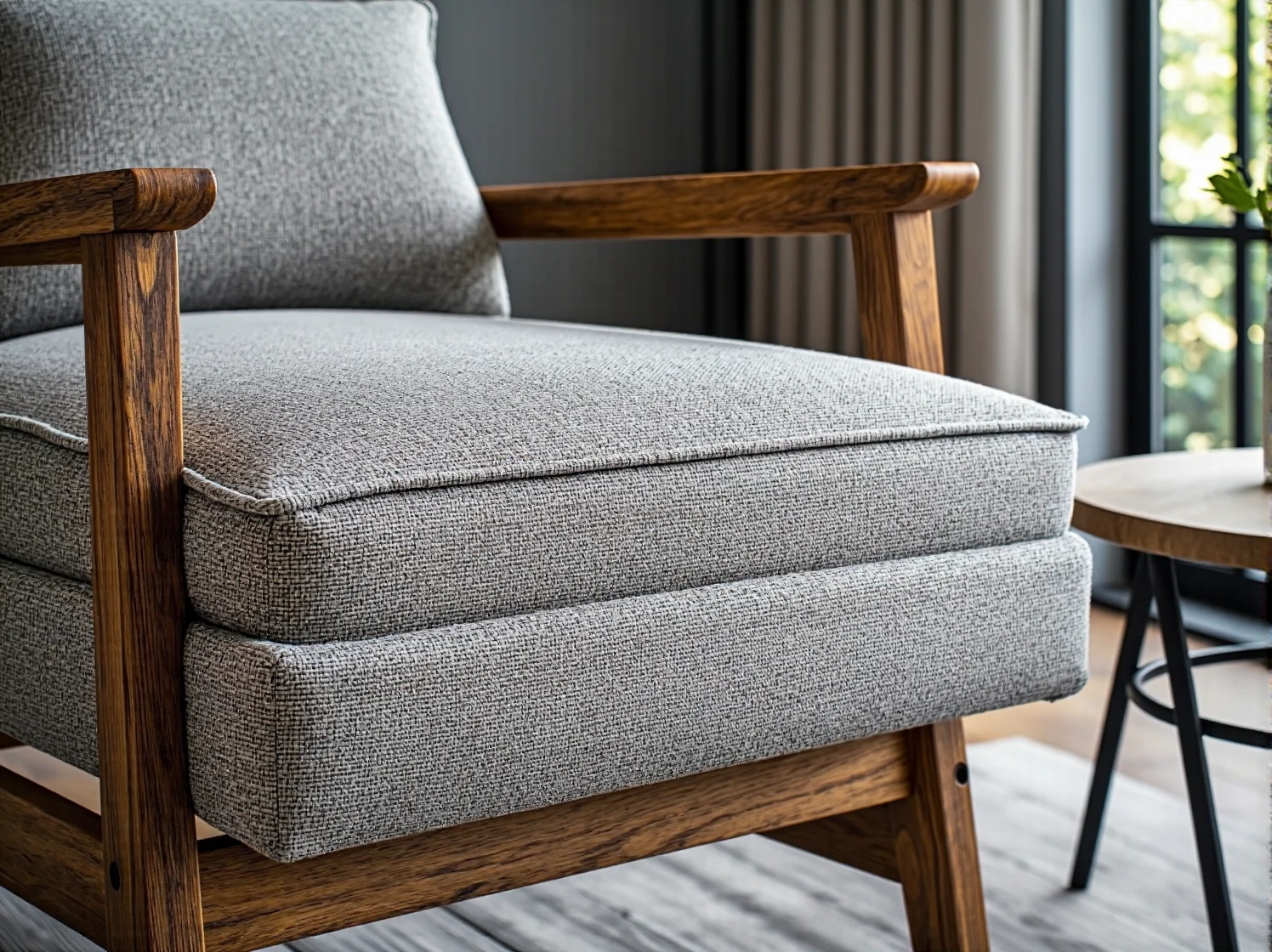 Drewniane półki i miedziane garnki vintage w jasnej skandynawskiej kuchni.