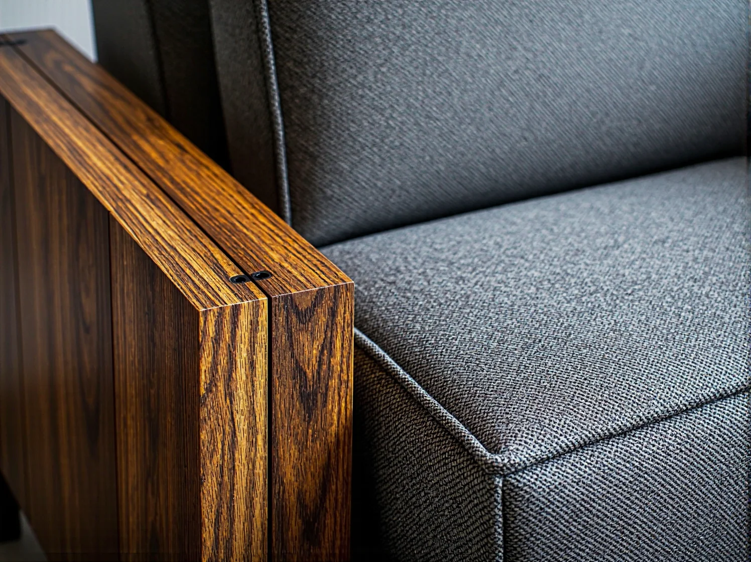 Praktyczne łóżko z pojemnikiem w sypialni inspirowanej japandi