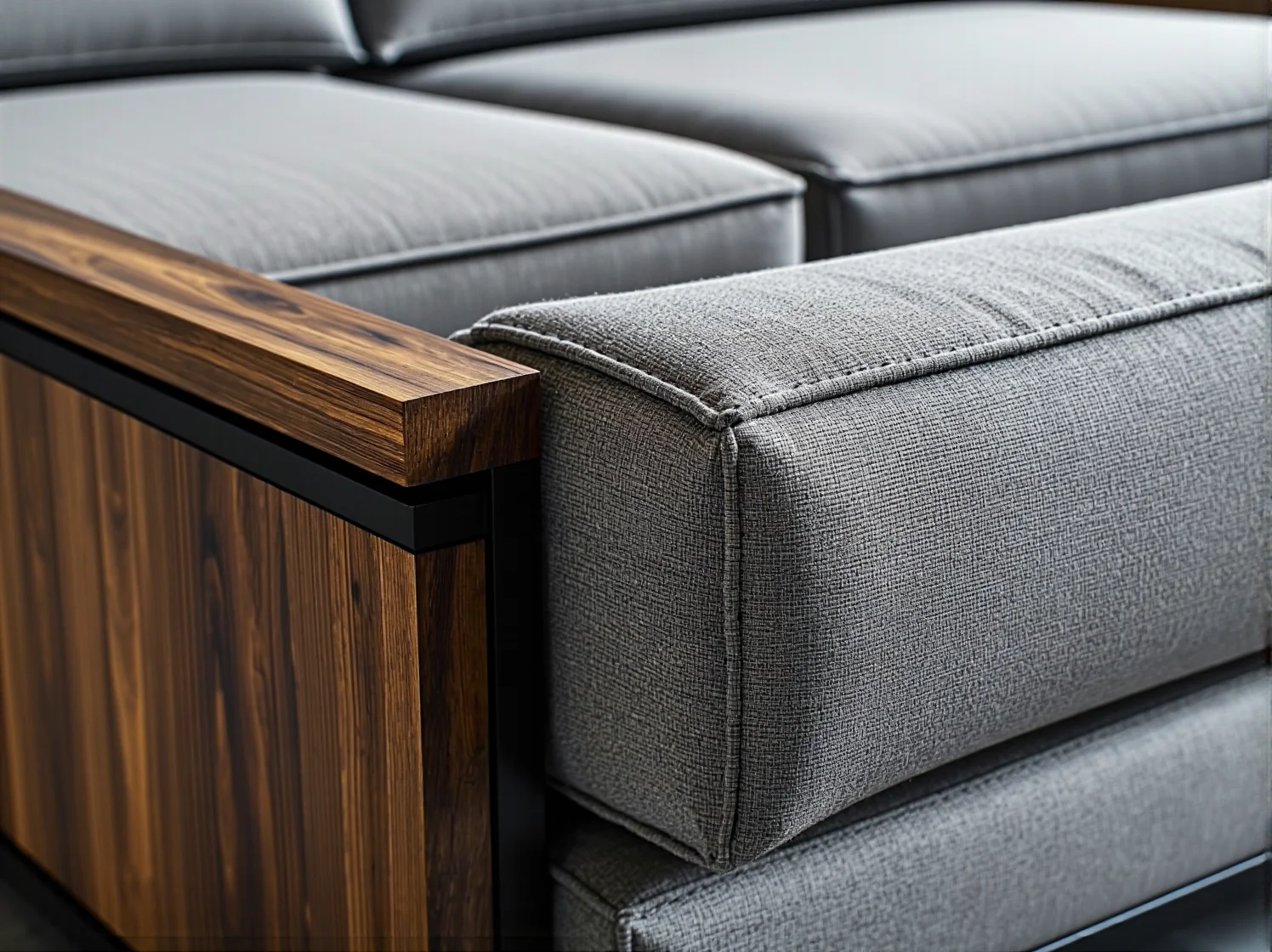 Funkcjonalna i prosta komoda w jasnym skandynawskim salonie