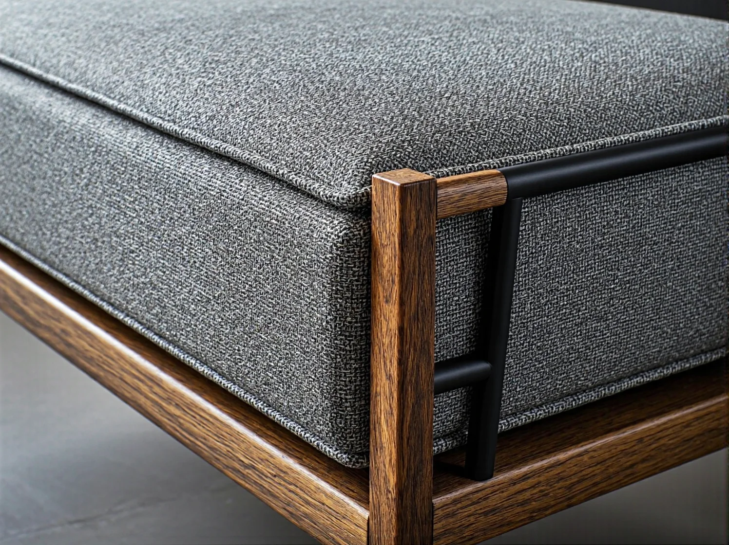 Renowacja drewnianego stołu retro z rzeźbionymi nogami