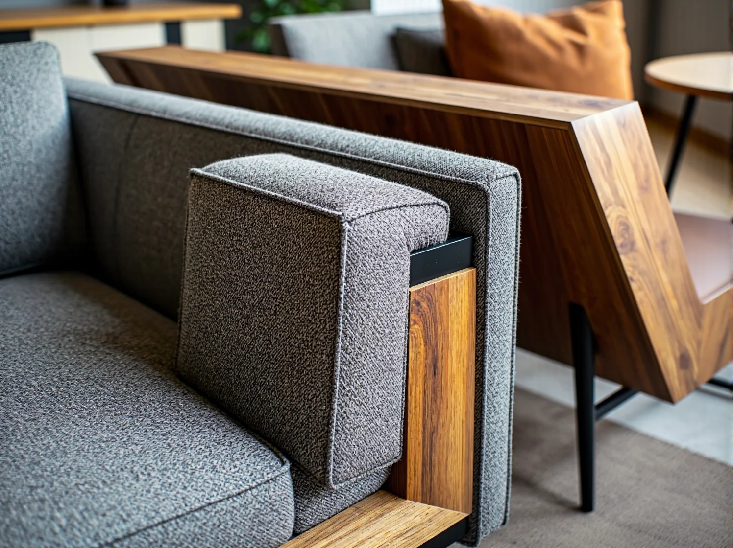 Szara sofa tapicerowana z drewnianymi elementami dekoracyjnymi