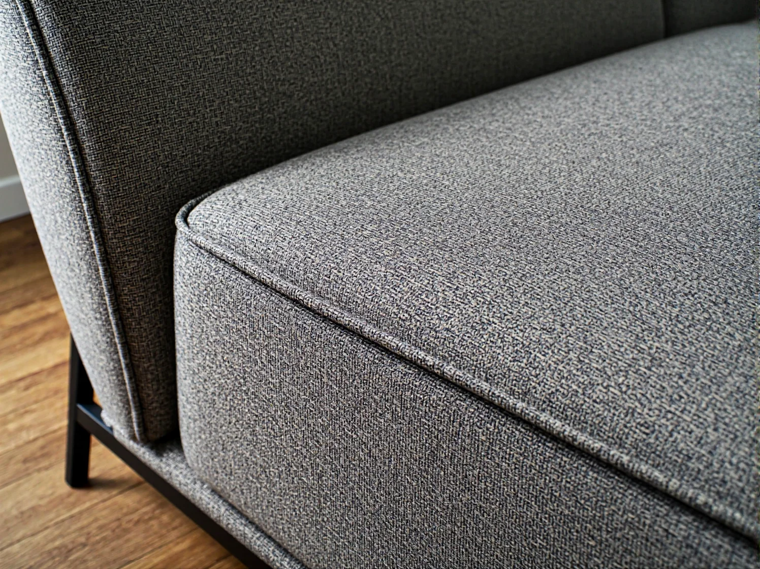 Grafitowa sofa tapicerowana z metalowym stelażem detal siedziska