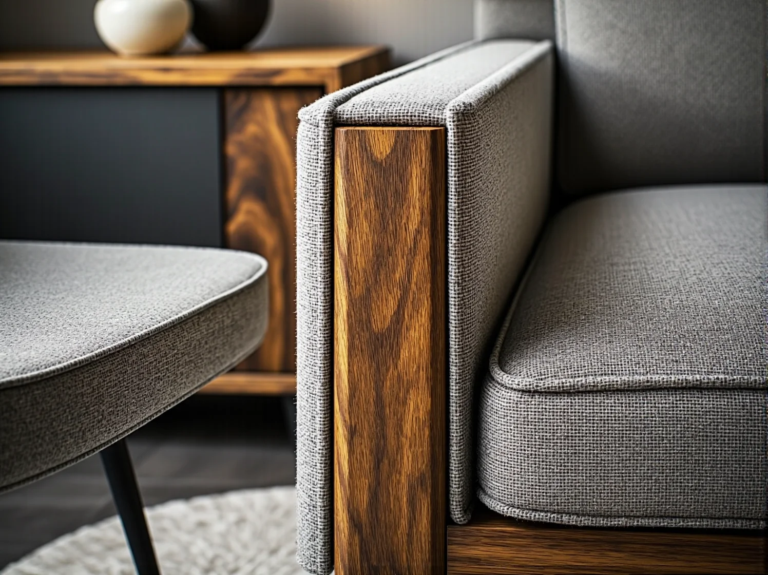 Gotowy projekt DIY wykorzystujący stare lustro do stworzenia tacy.