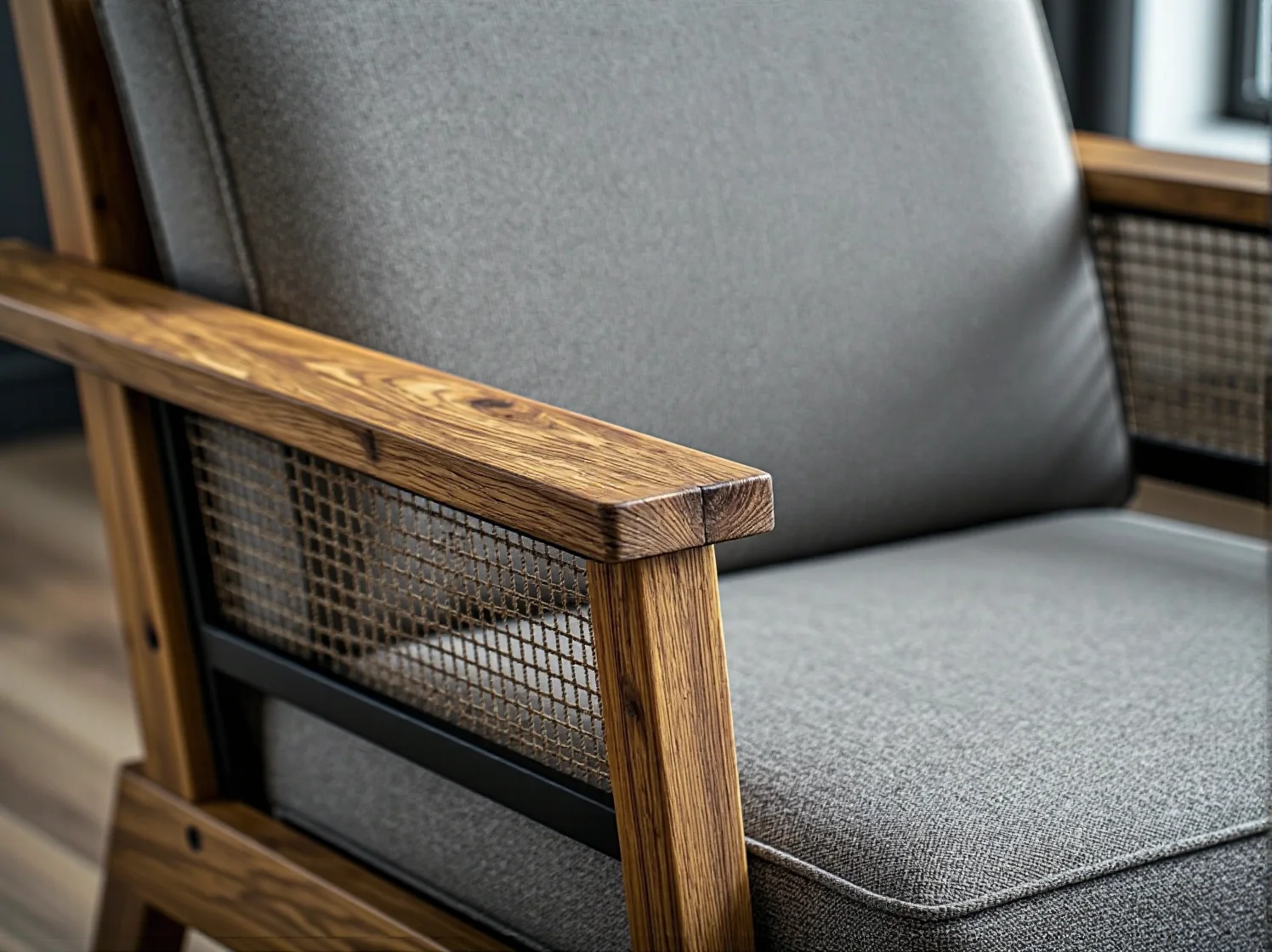 Zbliżenie na strukturę drewna teakowego odpornego na wilgoć i szkodniki.