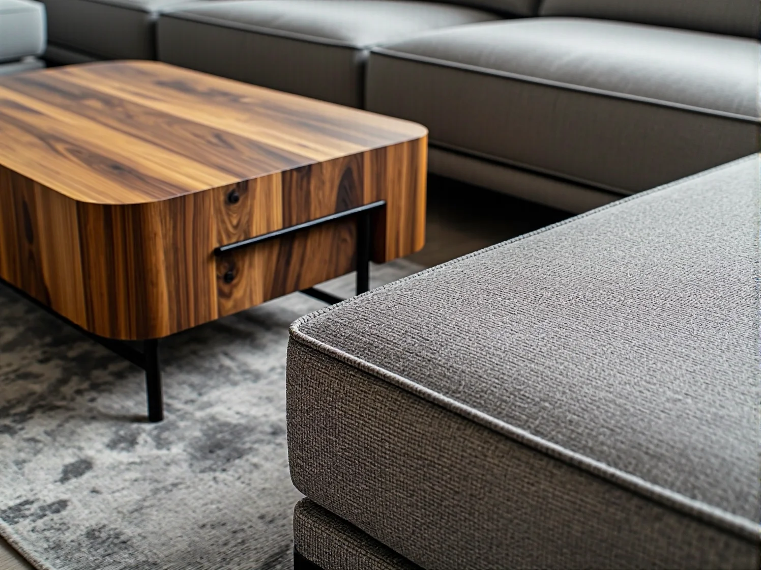 Nowoczesny stolik kawowy orzechowy z szufladą na metalowych nogach