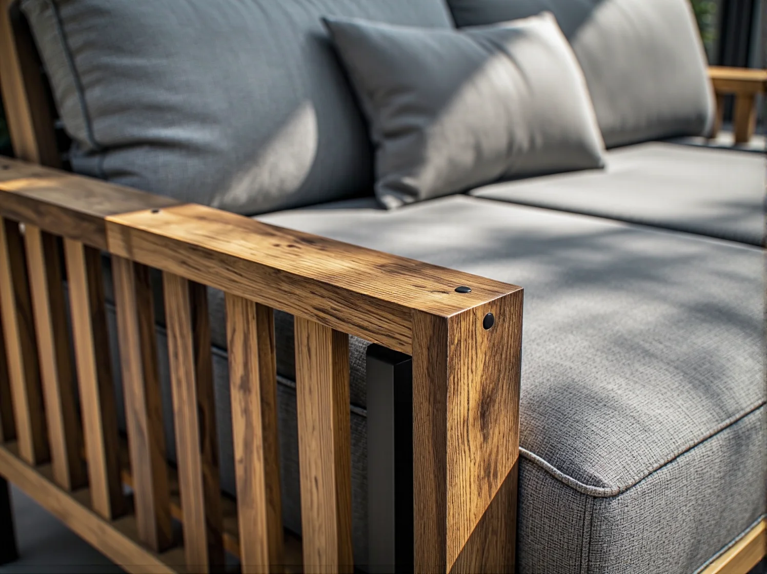 Wielofunkcyjna składana ławka na małym balkonie, oszczędzająca przestrzeń