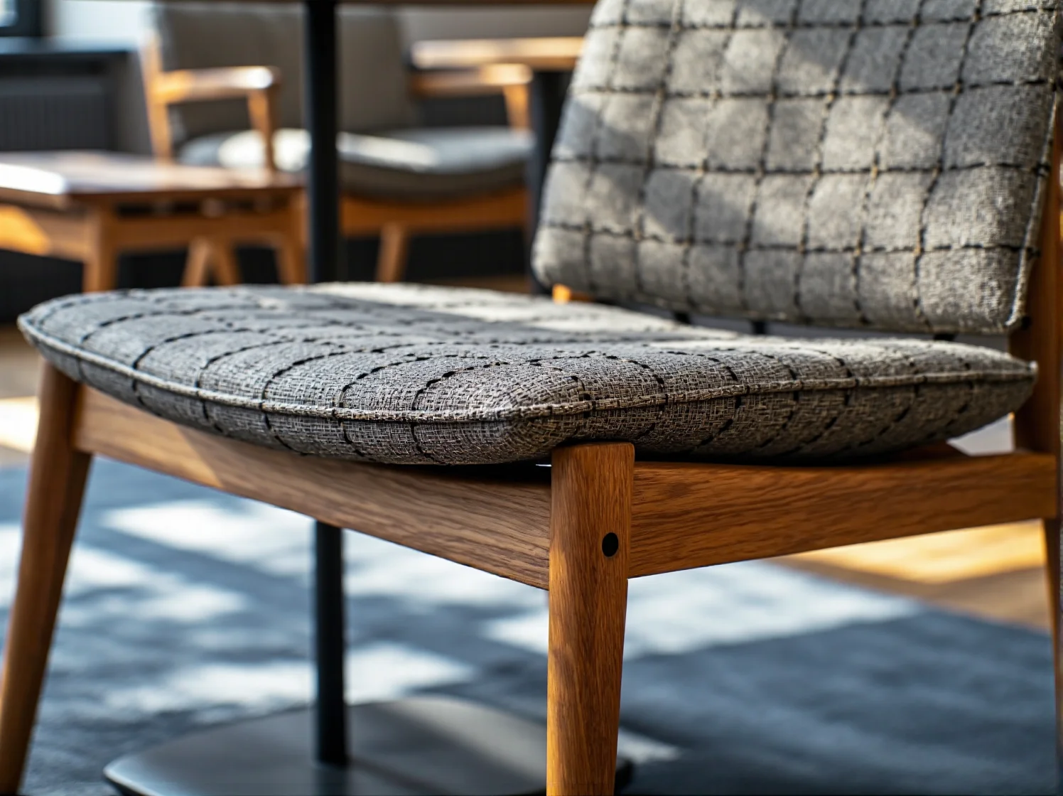 Zestaw małych stolików kawowych obok nowoczesnej sofy