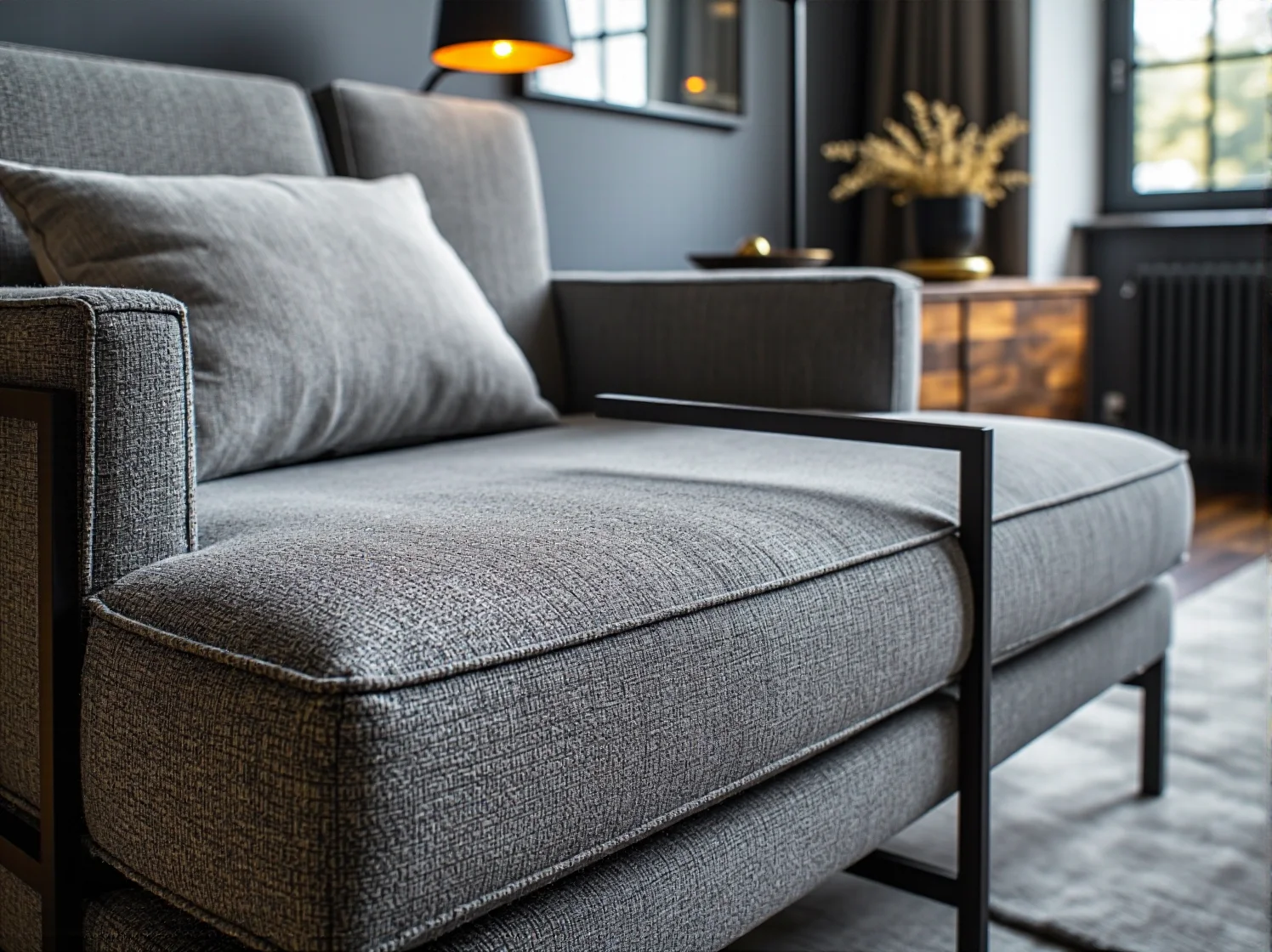 Złoty stolik kawowy i welurowa sofa w nowoczesnej aranżacji salonu glamour